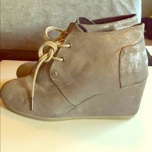 Size 9 Toms Metallic Gray Lace-up Wedges